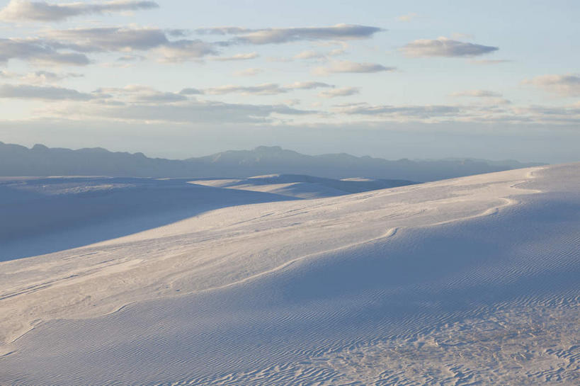 无人,公园,横图,室外,白天,正面,旅游,度假,美景,沙漠,山,山脉,美国,阴影,光线,影子,景观,山峰,云,云朵,山峦,云彩,娱乐,蓝色,白色,白云,蓝天,天空,阳光,自然,群山,天,享受,休闲,景色,放松,晴朗,北美,北美洲,国家公园,自然风光,美洲,新墨西哥,新墨西哥州,北亚美利加洲,亚美利加洲,迷人之地,迷人之州,白沙国家纪念碑,白沙国家公园,大漠,砂漠,晴空,彩图