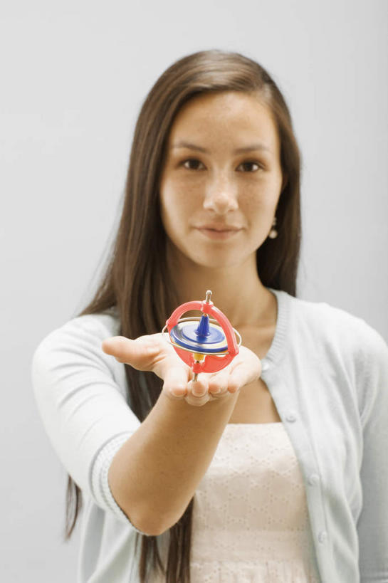 西方人,手,一个人,站,捧,笑,微笑,竖图,室内,白天,白色背景,正面,游戏,玩具,欧洲,欧洲人,仅一个年轻女性,仅一个女性,仅一个人,阴影,服装,反射,影子,玩,注视,休闲装,娱乐,一个,衣服,陀螺,观察,看,站着,休闲,手部,休闲服,益智,摄影,服饰,影棚,单个,观看,活动,单手,察看,发泄,关注,消遣,智力,宣泄,陀螺仪,回转仪,回转,回转效应,年轻女性,女人,女性,白种人,端,端着,捧着,手捧,玩耍,嬉戏,站立,半身,彩图,影棚拍摄,拍摄