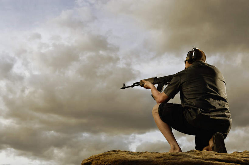 西方人,一个人,蹲,横图,室外,白天,仰视,安全,竞争,山,山脉,欧洲,欧洲人,仅一个男性,仅一个人,仅一个中年男性,一副,对抗,握,服装,冲突,墨镜,枪支,眼镜,山峰,乌云,云,阴天,云朵,防护,山峦,云彩,破坏,衣服,天空,太阳镜,太阳眼镜,群山,天,武器,遮阳镜,战争,握着,服饰,机枪,耳罩,保护,损坏,攻击,昏暗,威胁,衣着,阴沉,穿着,对立,矛盾,兵器,保险,防御,枪械,隔音,耳套,机关枪,弹夹,敌对,挫败,斗争,抗拒,抗衡,保全,周全,安稳,安定,杀伤,威慑,耳护,衣饰,子弹夹,平安,危险,男人,男性,中年男性,白种人,蹲着,彩图,低角度拍摄,全身