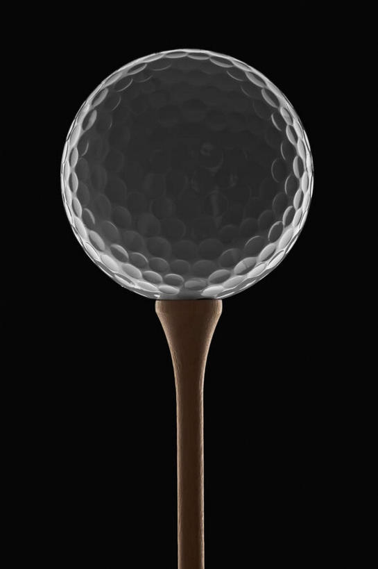 无人,竖图,室内,特写,白天,正面,静物,阴影,黑色背景,反射,木制,高尔夫,高尔夫球,影子,球座,木制品,摄影,影棚,支撑,高尔夫运动,高尔夫球具,支持,彩图,影棚拍摄,拍摄