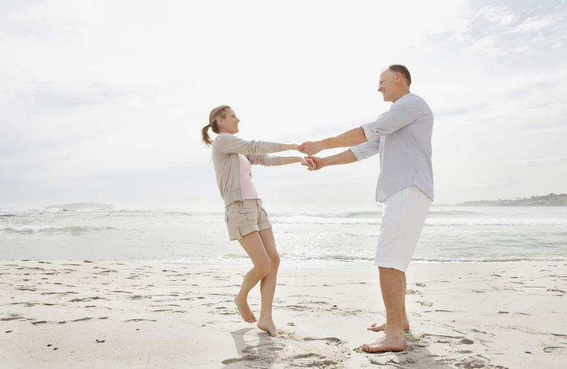 西方人,中年人,腿部,脚,脚趾,脚趾甲,腿,两个人,家庭,夫妻,握手,横图,室外,白天,侧面,爱情,海浪,海洋,沙滩,欧洲,欧洲人,阴影,服装,朦胧,模糊,光线,沙子,影子,海岸,浪花,云,云朵,沙地,浪漫,云彩,注视,休闲装,旋转,光脚,相视,衣服,蓝色,白云,蓝天,天空,阳光,海水,天,观察,看,休闲,温暖,温馨,一家人,面对面,赤脚,休闲服,恩爱,恋人,服饰,晴朗,观看,对视,和睦,察看,互视,关注,相对,海景,扭转,相看,男人,男性,女人,女性,中年男性,中年女性,白种人,脚指甲,夫妇,情侣,大海,风浪,海,海水的波动,海滩,近岸浪,涌浪,晴空,搀手,拉手,手拉手,手握手,彩图,全身,伴侣,融洽