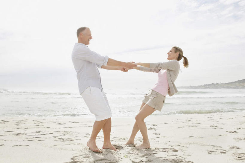 西方人,中年人,腿部,脚,脚趾,脚趾甲,腿,两个人,家庭,夫妻,握手,横图,室外,白天,侧面,爱情,海浪,海洋,沙滩,欧洲,欧洲人,阴影,服装,朦胧,模糊,光线,沙子,影子,海岸,浪花,云,云朵,沙地,浪漫,云彩,注视,休闲装,旋转,光脚,相视,衣服,蓝色,白云,蓝天,天空,阳光,海水,天,观察,看,休闲,温暖,温馨,一家人,面对面,赤脚,休闲服,恩爱,恋人,服饰,晴朗,观看,对视,和睦,察看,互视,关注,相对,海景,扭转,相看,男人,男性,女人,女性,中年男性,中年女性,白种人,脚指甲,夫妇,情侣,大海,风浪,海,海水的波动,海滩,近岸浪,涌浪,晴空,搀手,拉手,手拉手,手握手,彩图,全身,伴侣,融洽