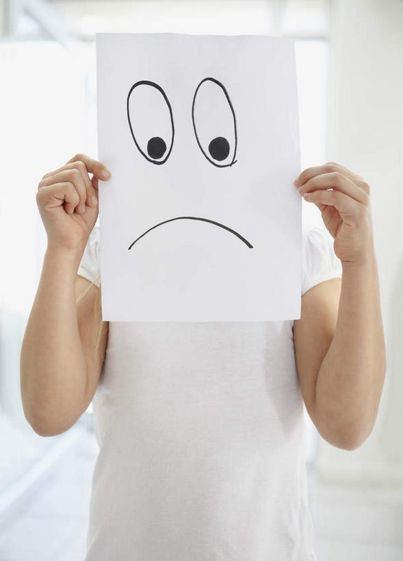 西方人,儿童,一个人,站,竖图,室内,白天,正面,失败,纯洁,窗户,欧洲,欧洲人,仅一个女性,仅一个人,握,服装,沮丧,材料,档案,文件,纸,墙,拿,拿着,休闲装,玻璃窗,墙壁,墙面,小孩,衣服,白色,手稿,资料,站着,仅一个小孩,休闲,难受,休闲服,可爱,童年,童趣,无奈,握着,遮,遮掩,服饰,失望,悲伤,证明,掩盖,伤心,遮挡,难过,失落,文档,童真,哭脸,烂漫,无邪,遮盖,颓废,挫败,受挫,落败,落空,错过,失足,失意,失策,失算,颓丧,衰颓,悲哀,懊丧,颓靡,气馁,丧气,掩饰,败北,挫折,失利,天真,女孩,女人,女性,白种人,孩子,站立,半身,彩图,女生