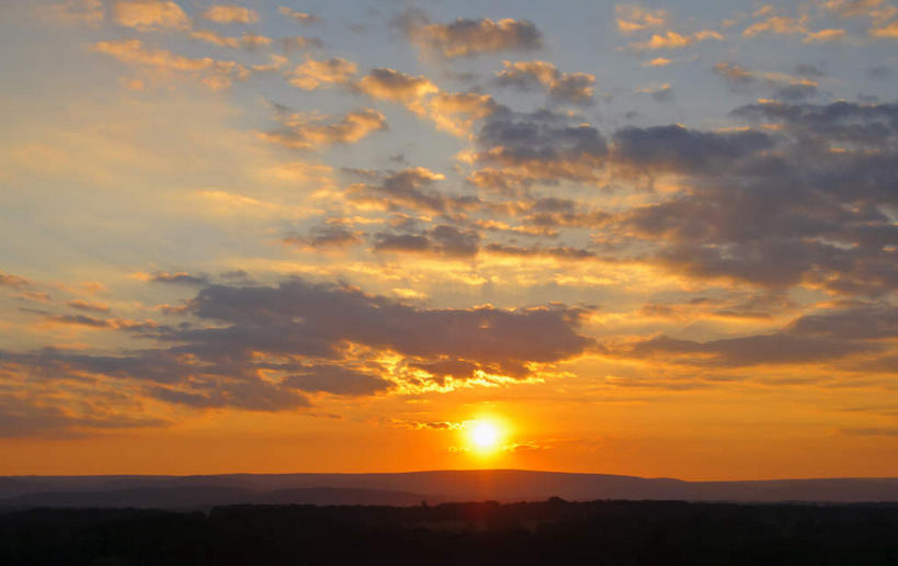 无人,横图,室外,白天,正面,旅游,度假,美景,日落,太阳,美国,阴影,光线,影子,地平线,景观,晚霞,霞光,落日,辽阔,地面,背光,娱乐,阳光,自然,黄昏,享受,休闲,广阔,景色,彩霞,放松,一望无际,北美,北美洲,自然风光,延伸,美洲,逆光,宾夕法尼亚,宾夕法尼亚州,宾州,拱顶石州,拱心石之州,宾氏林地,首府,天地相交,北亚美利加洲,亚美利加洲,葛底斯堡,无边无际,一马平川,夕照,盖茨堡国家军事公园,盖茨堡,亚当斯县,夕阳,彩图,斜阳