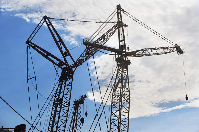 无人,横图,室外,白天,仰视,度假,技术,美景,城市风光,城市,建筑,纽约,美国,吊挂,悬挂,阴影,光线,影子,景观,云,云朵,挂,云彩,娱乐,设备,施工,蓝色,白云,蓝天,天空,阳光,天,享受,休闲,机械,起重机,景色,放松,晴朗,工程,北美,北美洲,美洲,纽约州,帝国之州,帝国州,北亚美利加洲,亚美利加洲,晴空,彩图,低角度拍摄