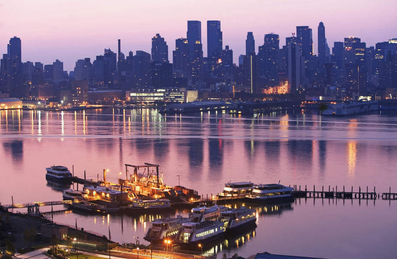 无人,高楼大厦,码头,横图,全景,室外,白天,正面,度假,河流,美景,日落,水,天际线,城市风光,标志建筑,城市,大厦,地标,港口,建筑,轮船,摩天大楼,船,纽约,美国,阴影,光线,影子,河水,景观,水流,晚霞,霞光,落日,建筑群,灯光,娱乐,建设,哈德逊河,黄昏,交通工具,享受,休闲,景色,彩霞,放松,北美,北美洲,载具,美洲,纽约州,帝国之州,帝国州,北亚美利加洲,亚美利加洲,夕照,赫逊河,夕阳,彩图,摆渡口,埠头,大楼,渡口,渡头,港湾,高层建筑,高楼,海港,货运码头,口岸,摩天楼,商港,斜阳