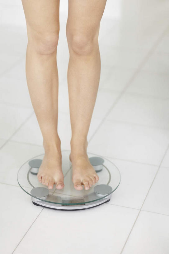 西方人,腿部,脚,脚趾,脚趾甲,腿,一个人,站,竖图,俯视,室内,白天,仪器,欧洲,欧洲人,仅一个年轻女性,仅一个女性,仅一个人,阴影,朦胧,模糊,反射,影子,电子秤,光脚,站着,赤脚,衡量,计量,衡器,年轻女性,女人,女性,白种人,脚指甲,秤,站立,半身,彩图,高角度拍摄,电子称