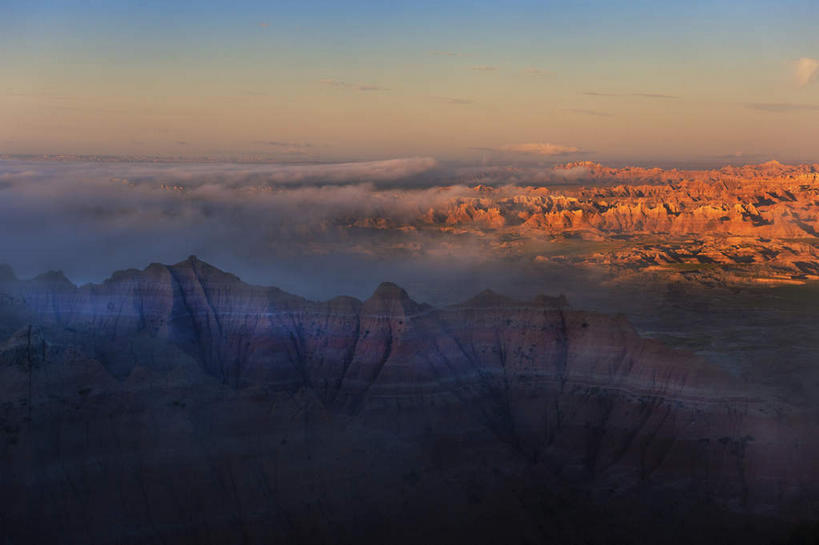 无人,公园,横图,俯视,室外,白天,旅游,度假,石头,美景,日落,山,山脉,雾,美国,朦胧,模糊,石子,景观,山顶,山峰,晚霞,霞光,落日,山峦,娱乐,自然,黄昏,群山,享受,休闲,景色,彩霞,放松,迷雾,北美,北美洲,国家公园,自然风光,美洲,南达科他州,沉积岩,北亚美利加洲,亚美利加洲,南达科他,草狼之州,晴朗之州,恶土国家公园,恶地国家公园,颠峰,极峰,夕照,水成岩,石块,岩石,大雾,夕阳,彩图,高角度拍摄,斜阳