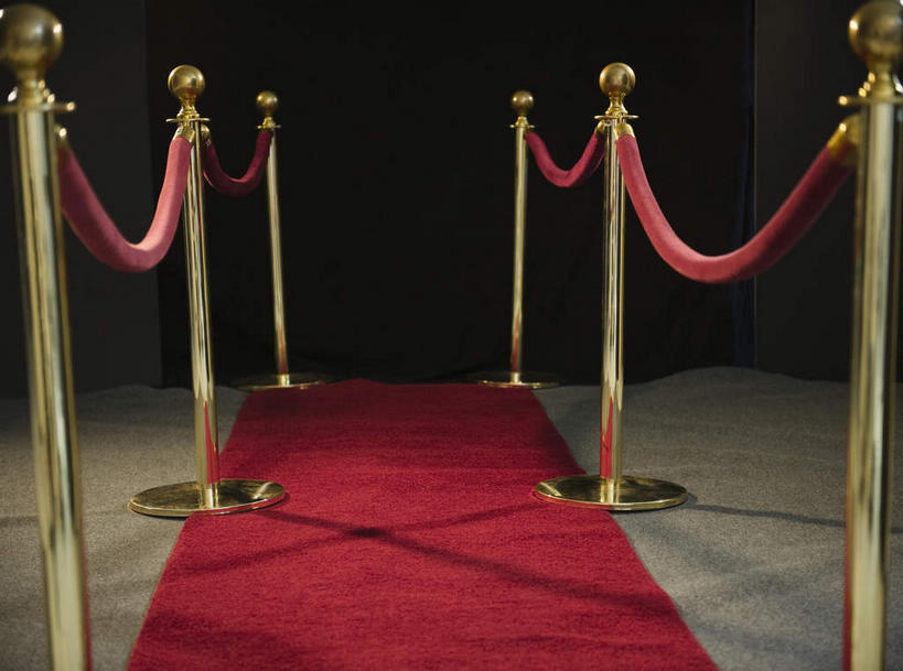 无人,栏杆,横图,室外,特写,夜晚,正面,聚会,奢侈,夜生活,地毯,静物,阴影,黑色背景,装饰,编织,光线,影子,手工艺品,围栏,灯光,织物,娱乐,护栏,红色,工艺品,休闲,放松,红地毯,夜店,华丽,修饰,点缀,夜总会,红毯,衬托,美观,雅致,雅观,彩图,挂绳礼宾杆,栏杆柱,礼宾带,礼宾杆,礼宾杆围栏,礼宾栏,礼宾绳,礼宾柱