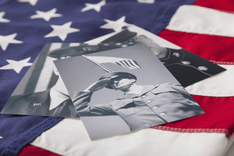 西方人,无人,三个人,站,横图,俯视,照片,室内,特写,白天,制服,静物,旗帜,国旗,帽子,欧洲,欧洲人,一面,注视,星条旗,衣服,观察,看,站着,美国国旗,摄影,军帽,影棚,观看,军人,察看,敬礼,军装,关注,军服,还礼,男人,男性,中年男性,白种人,旗,相片,站立,半身,彩图,高角度拍摄,影棚拍摄,拍摄,照相,美利坚合众国国旗