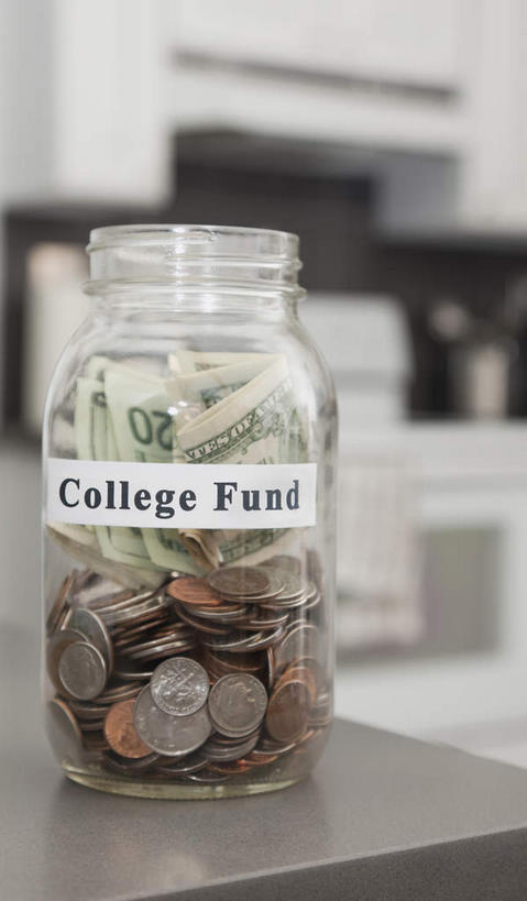 无人,竖图,室内,特写,白天,正面,钱,餐桌,厨房,桌子,静物,玻璃,朦胧,模糊,英文,标志,钱币,文字,字符,字母,标识,玻璃制品,一个,玻璃瓶,瓶子,金融,经济,单个,餐台,英文字母,加拿大元,流通,贸易,广口瓶,加拿大货币,货币,现金,硬币,彩图,灶间