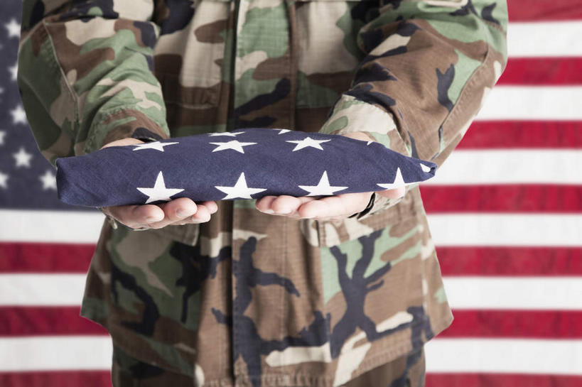 西方人,手,一个人,站,捧,横图,室内,特写,白天,正面,旗帜,国旗,欧洲,欧洲人,双手,仅一个男性,仅一个人,仅一个中年男性,一面,条纹,星星,星条旗,红色,蓝色,白色,站着,星形,手部,美国国旗,摄影,影棚,军人,迷彩服,军服,五角形,伪装服,野战服,作战服,男人,男性,中年男性,白种人,旗,五角星,端,端着,捧着,手捧,站立,半身,彩图,影棚拍摄,拍摄,美利坚合众国国旗