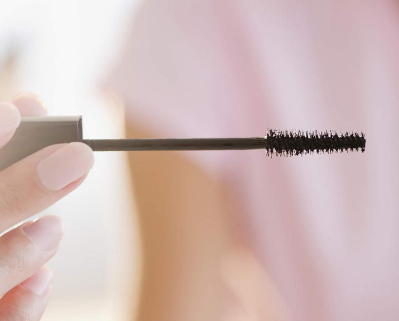 西方人,手,一个人,横图,室内,特写,白天,正面,欧洲,欧洲人,仅一个年轻女性,仅一个女性,仅一个人,握,朦胧,模糊,拿,拿着,一个,化妆品,手部,睫毛膏,握着,单个,单手,化妆用品,眼妆,睫毛液,年轻女性,女人,女性,白种人,半身,彩图