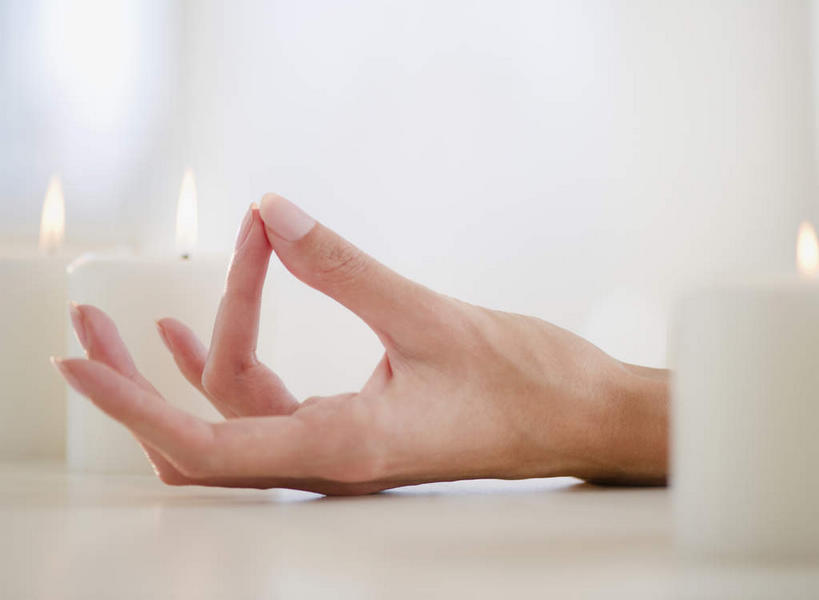 西方人,手,无名指,小指,一个人,横图,室内,特写,白天,正面,蜡烛,欧洲,欧洲人,仅一个年轻女性,仅一个女性,仅一个人,阴影,朦胧,模糊,光线,火焰,影子,烛光,燃烧,点燃,手势,手部,兰花指,单手,食指,君子指,年轻女性,女人,女性,白种人,半身,彩图