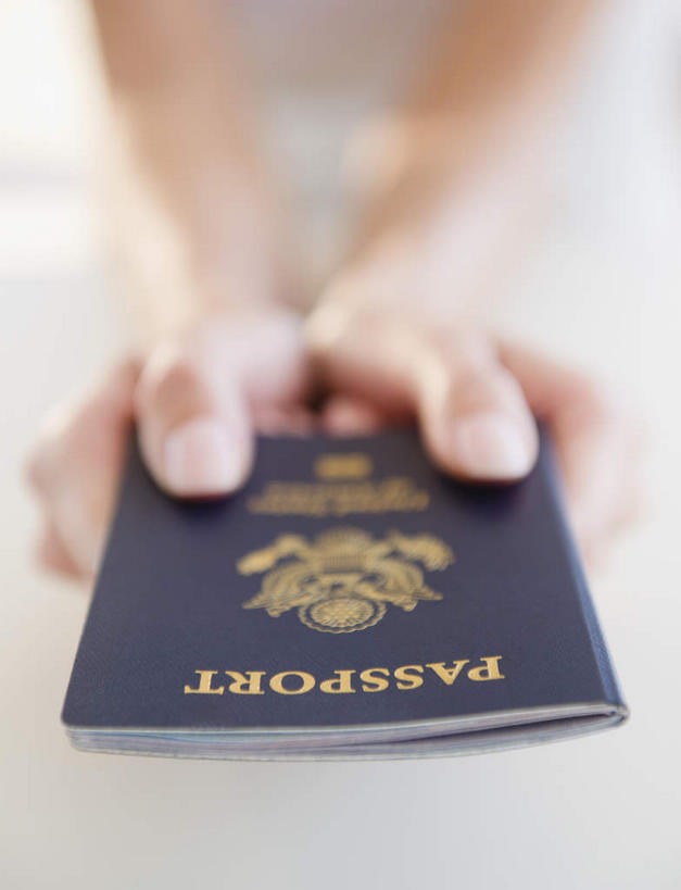 西方人,手,一个人,竖图,室内,特写,白天,正面,欧洲,欧洲人,双手,仅一个年轻女性,仅一个女性,仅一个人,握,朦胧,模糊,英文,标志,文字,字符,字母,拿,拿着,标识,手部,握着,英文字母,护照,徽章,警徽,年轻女性,女人,女性,白种人,半身,彩图