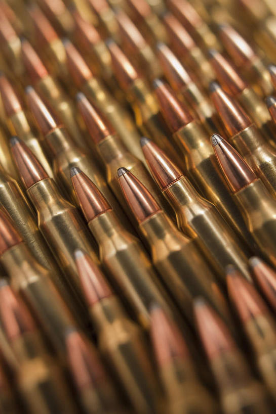 无人,竖图,俯视,室内,特写,白天,竞争,静物,一排,许多,对抗,整齐,并列,并排,冲突,很多,破坏,排列,金色,武器,战争,摄影,影棚,子弹,损坏,富贵,攻击,威胁,队列,对立,矛盾,兵器,防御,平行,枪弹,忠诚,敌对,挫败,斗争,抗拒,抗衡,杀伤,威慑,富丽,名誉,荣华,危险,彩图,高角度拍摄,影棚拍摄,拍摄