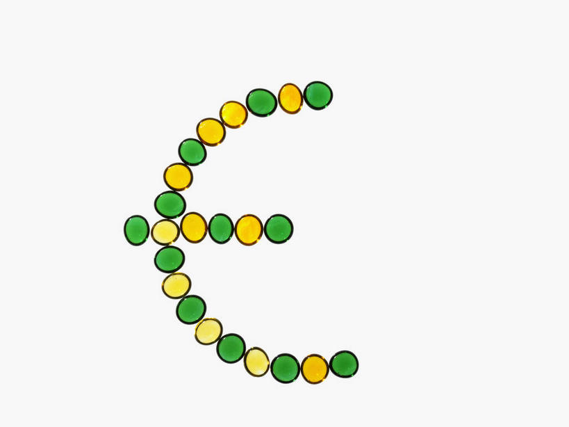 无人,横图,室内,特写,白天,白色背景,正面,钱,静物,玻璃,许多,钱币,珠子,很多,欧元,标识,标记,玻璃制品,黄色,绿色,钞票,金融,纸币,摄影,影棚,经济,流通,纸钞,贸易,表记,标帜,货币,现金,彩图,影棚拍摄,拍摄