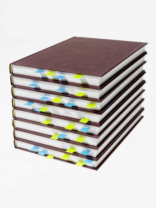 无人,竖图,室内,特写,白天,白色背景,正面,静物,书籍,一排,许多,整齐,粘性,办公用品,便利贴,便签,很多,文具,排列,蓝色,绿色,摄影,影棚,堆,办公设备,文具用品,记事,队列,快捷,文化工具,方便,N次贴,便条贴,告诉贴,即时贴,书,图书,彩图,影棚拍摄,拍摄