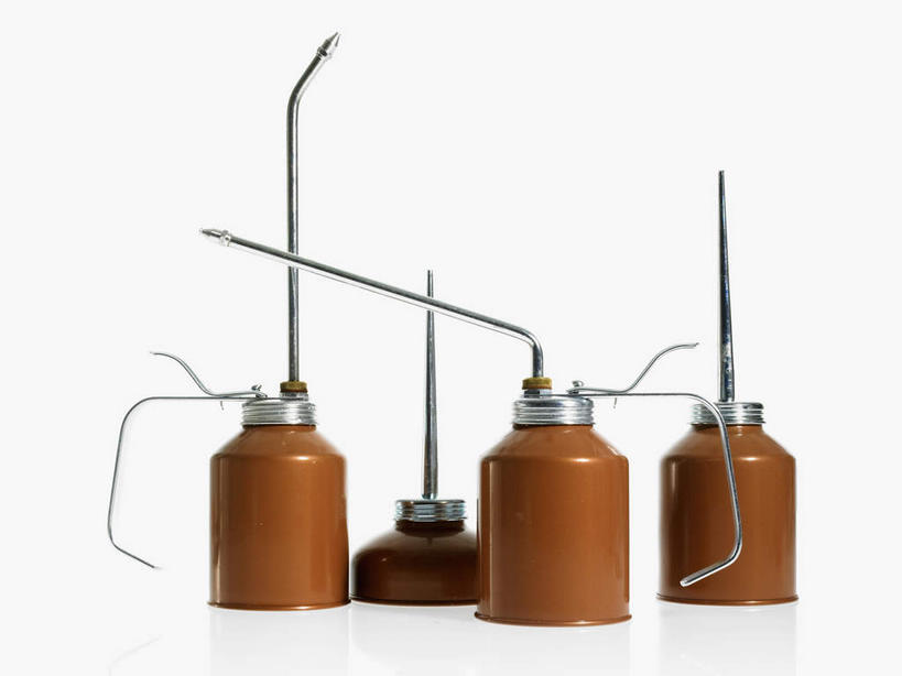 无人,横图,室内,特写,白天,白色背景,正面,静物,金属制品,一排,阴影,整齐,反射,金属,壶,影子,棕色,排列,容器,四个,摄影,影棚,储藏,储存,队列,油壶,彩图,影棚拍摄,拍摄,贮存