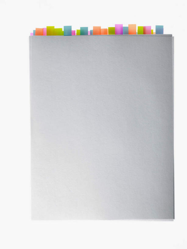 无人,竖图,彩色,室内,特写,白天,白色背景,正面,静物,书籍,一本,许多,阴影,反射,粘性,影子,办公用品,便利贴,便签,很多,文具,摄影,影棚,办公设备,文具用品,记事,快捷,文化工具,方便,N次贴,便条贴,告诉贴,即时贴,书,图书,彩图,影棚拍摄,拍摄