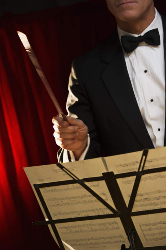 西方人,一个人,站,竖图,室内,白天,正面,衬衫,西装,书籍,欧洲,欧洲人,仅一个男性,仅一个人,仅一个中年男性,握,阴影,套装,正装,光线,棒子,领结,影子,灯光,乐谱,五线谱,指挥棒,音乐,拿,指挥,指挥家,拿着,职业装,架子,红色,站着,握着,帷幕,节奏,节拍,象征,庄重,帷幔,音符,身份,幕布,幕帘,乐谱架,符头,符干,符尾,乐章,正式,地位,帷幔布,男人,男性,中年男性,白种人,站立,半身,彩图,衬衣,短小,音乐艺术家,追光,棍棒