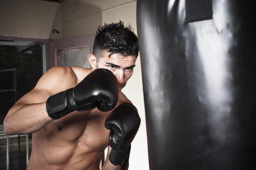 西方人,肌肉,健壮,一个人,拳击手,健身房,站,横图,室内,白天,正面,锻炼,安全,比赛,运动,拳击,欧洲,欧洲人,仅一个男性,仅一个人,防护,拳击手套,注视,运动器械,裸露,仅一个年轻男性,黑色,手套,观察,看,站着,健康,健身器械,活力,力量,观看,青春,保护,察看,强壮,关注,沙袋,裸,保险,健身器材,拳击袋,保全,周全,安稳,安定,防护手套,平安,体育,男人,男性,年轻男性,白种人,拳击家,拳击运动员,站立,半身,彩图,健身,健身馆,运动器材