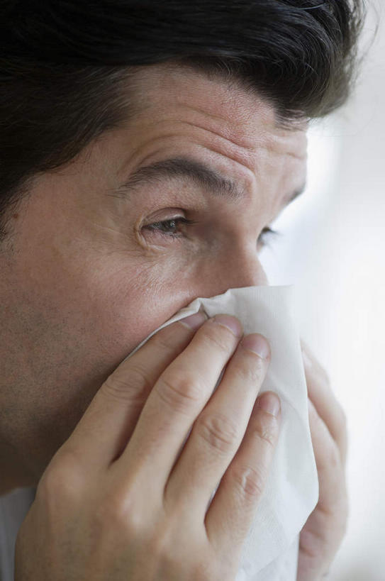 西方人,脸,头,脸颊,手,一个人,竖图,室内,特写,白天,侧面,生活用品,欧洲,欧洲人,双手,仅一个男性,仅一个人,仅一个中年男性,握,朦胧,模糊,纸,拿,拿着,注视,纸巾,日用品,观察,看,皱眉,手部,握着,卫生纸,观看,察看,感冒,关注,伤风,生活用纸,男人,男性,中年男性,白种人,头部,脸部,脸蛋,面部,半身,彩图