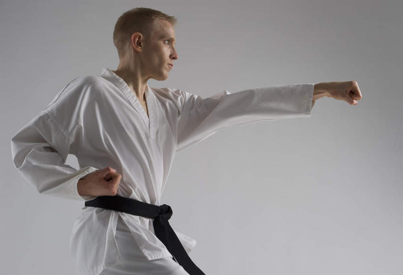 西方人,一个人,横图,室内,白天,白色背景,正面,锻炼,运动,武术,欧洲,欧洲人,仅一个男性,仅一个人,服装,仅一个年轻男性,衣服,白色,摄影,服饰,影棚,衣着,穿着,搏击,空手道,柔道服,衣饰,体育,男人,男性,年轻男性,白种人,半身,彩图,影棚拍摄,健身,拍摄,空手,唐手,武道,练功服