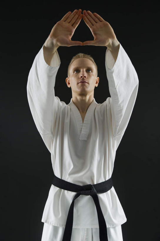 西方人,一个人,站,举,竖图,室内,白天,正面,锻炼,运动,武术,欧洲,欧洲人,仅一个男性,仅一个人,黑色背景,服装,注视,仅一个年轻男性,衣服,白色,观察,看,托,站着,摄影,服饰,影棚,观看,察看,衣着,穿着,关注,搏击,空手道,柔道服,衣饰,体育,男人,男性,年轻男性,白种人,举起,举手,举着,向上举,向上伸,向上托,站立,半身,彩图,影棚拍摄,健身,拍摄,空手,唐手,武道,练功服