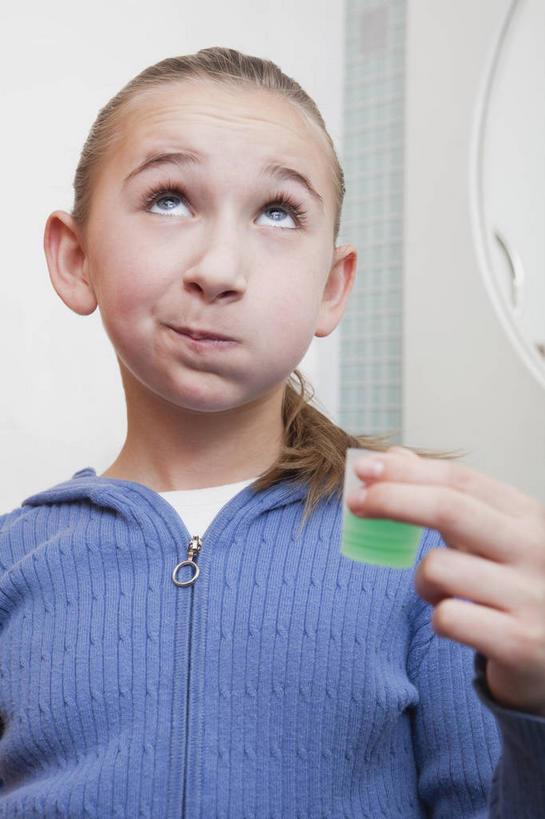 西方人,儿童,嘴,一个人,站,竖图,室内,白天,正面,纯洁,水,杯子,欧洲,欧洲人,仅一个女性,仅一个人,握,服装,朦胧,模糊,墙,拿,拿着,注视,休闲装,墙壁,墙面,玻璃制品,小孩,衣服,水杯,嘟嘴,观察,看,清洁,站着,仅一个小孩,休闲,休闲服,撅嘴,香精,可爱,童年,童趣,握着,服饰,观看,察看,酒精,关注,童真,烂漫,无邪,漱口水,天真,女孩,女人,女性,白种人,孩子,嘴巴,嘴唇,玻璃杯,站立,半身,彩图,氟化物,女生