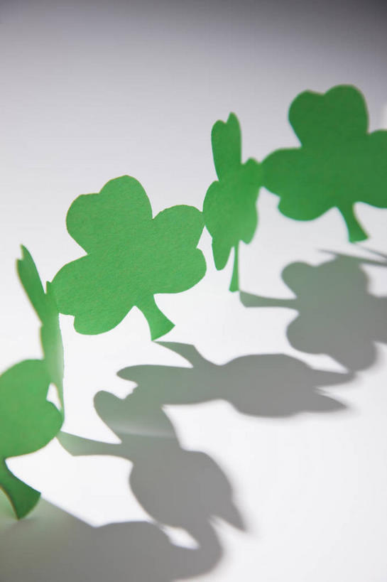 无人,竖图,俯视,室内,特写,白天,白色背景,自由,静物,一排,许多,阴影,节日,庆祝,艺术,整齐,反射,影子,纸艺,手工艺品,四叶草,很多,文化,幸运草,排列,绿色,纸制品,工艺品,剪纸,庆典,摄影,影棚,纪念,高雅,队列,和平,牛角花,统一,自信心,品位,剪画,刻纸,圣.帕特里克节,圣帕特里克节,团结,幸运,彩图,高角度拍摄,影棚拍摄,拍摄
