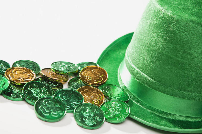 无人,横图,俯视,室内,特写,白天,白色背景,钱,静物,帽子,一堆,许多,阴影,堆叠,堆积,节日,庆祝,反射,钱币,影子,很多,礼帽,文化,一个,绿色,庆典,金色,金融,摄影,影棚,经济,单个,纪念,堆,流通,贸易,圣.帕特里克节,圣帕特里克节,货币,现金,硬币,彩图,高角度拍摄,影棚拍摄,拍摄