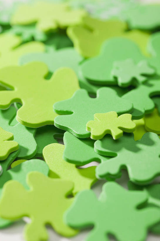 无人,竖图,俯视,室内,特写,白天,白色背景,爱情,游戏,自由,幸福,静物,玩具,一堆,许多,阴影,堆叠,堆积,节日,庆祝,反射,影子,三叶草,很多,玩,文化,娱乐,绿色,庆典,休闲,益智,摄影,影棚,活动,纪念,希望,堆,发泄,消遣,智力,和平,车轴草,七巧板,苜蓿,统一,宣泄,圣.帕特里克节,圣帕特里克节,七巧图,智慧板,团结,玩耍,嬉戏,彩图,高角度拍摄,影棚拍摄,拍摄