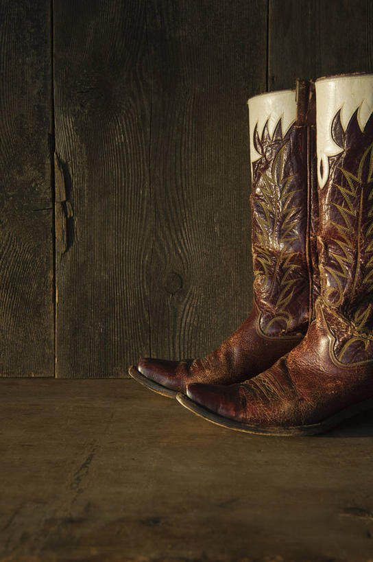 无人,竖图,室内,特写,白天,正面,地板,静物,鞋子,一双,褐色,地面,靴子,木地板,牛仔靴,彩图