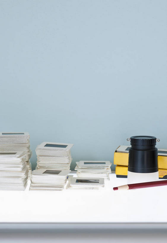 无人,竖图,俯视,室内,特写,白天,镜子,桌面,桌子,静物,一排,许多,整齐,透明,反射,木制,笔,墙,办公用品,很多,墙壁,墙面,文具,排列,一个,拍照,木制品,铅笔,学习用品,摄影,影棚,单个,堆,文具用品,底片,镜头,镜像,幻灯片,镜面,队列,胶片,光学,通明,照像,菲林,彩图,高角度拍摄,影棚拍摄,拍摄,照相,变焦镜头,焦距,正片