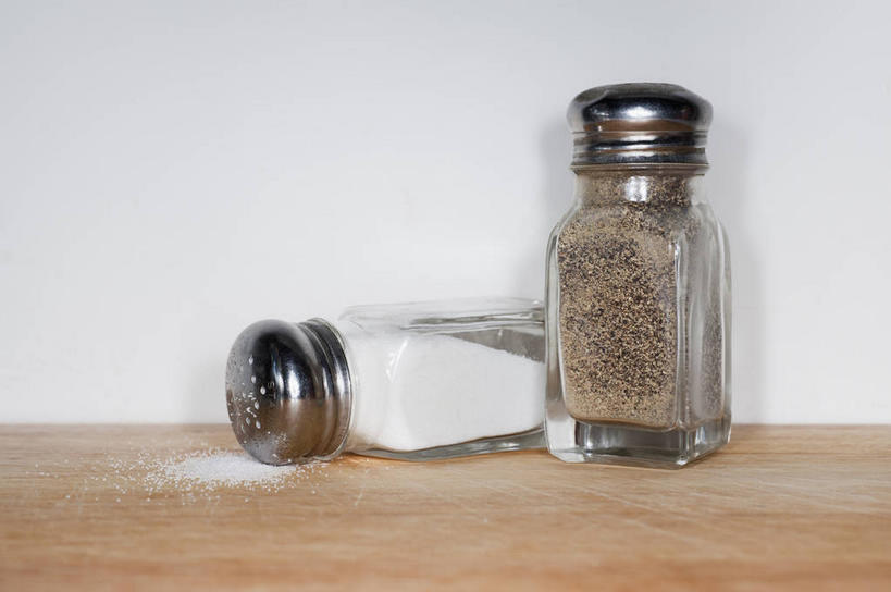 无人,横图,俯视,室内,特写,白天,桌面,桌子,静物,木制,粉末,罐子,墙,调料,调味,香料,盐,佐料,胡椒粉,调味品,调味料,洒,食盐,墙壁,墙面,玻璃制品,玻璃瓶,木制品,瓶子,粉,摄影,影棚,配料,作料,粉状,粉剂,胡椒,撒,彩图,高角度拍摄,影棚拍摄,拍摄,古月粉