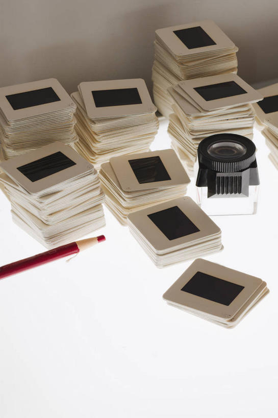 无人,竖图,俯视,室内,特写,白天,镜子,桌面,桌子,静物,一堆,许多,堆叠,堆积,透明,反射,木制,笔,器材,墙,办公用品,很多,水笔,墙壁,墙面,文具,拍照,木制品,学习用品,摄影,影棚,堆,文具用品,底片,镜头,镜像,幻灯片,镜面,胶片,光学,通明,照像,菲林,彩图,高角度拍摄,影棚拍摄,拍摄,照相,东西,变焦镜头,焦距,正片