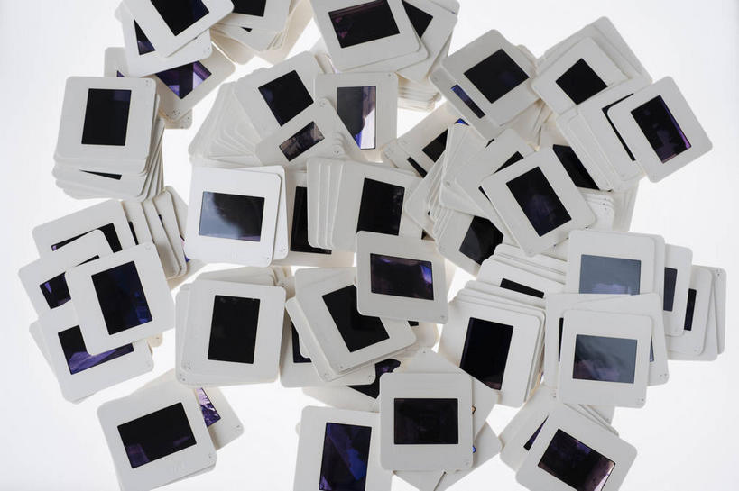 无人,横图,俯视,室内,特写,白天,白色背景,桌面,桌子,静物,一堆,许多,堆叠,堆积,很多,凌乱,摄影,影棚,堆,底片,幻灯片,混乱,胶片,纷乱,缭乱,庞杂,菲林,彩图,高角度拍摄,影棚拍摄,拍摄,正片