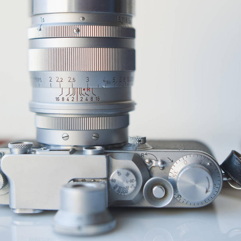 无人,方图,室内,特写,白天,白色背景,正面,镜子,桌面,桌子,静物,相机,古老,透明,反射,标志,数字,文字,字符,刻度,大理石,标识,拍照,数码相机,摄影,阿拉伯数字,影棚,古董,镜头,镜像,镜面,古玩,光学,大理石制品,通明,陈腐,照像,照相机,彩图,影棚拍摄,拍摄,照相,变焦镜头,焦距
