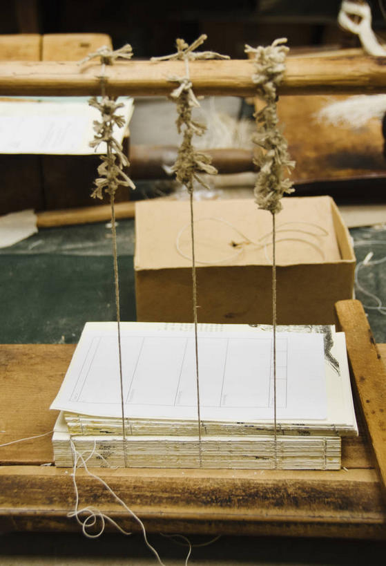 无人,工厂,竖图,俯视,室内,特写,白天,车间,机器,静物,一排,许多,整齐,包装,材料,档案,文件,纸,纸箱,很多,排列,容器,绳子,手稿,箱子,资料,机械,堆,绳索,证明,装订,队列,文档,纸板箱,包装箱,彩图,高角度拍摄,制造厂