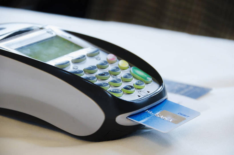 无人,横图,俯视,室内,特写,白天,信用卡,桌面,桌子,静物,朦胧,模糊,木制,一个,木制品,卡,pos机,储蓄卡,收银台,单个,收银,收银机,银行卡,彩图,高角度拍摄