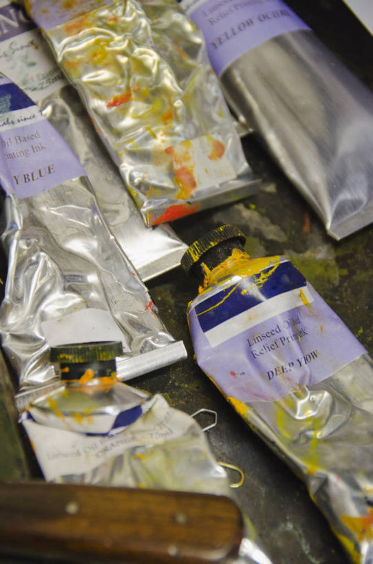 无人,竖图,俯视,室内,特写,白天,静物,瓷砖,地砖,管子,墨水,办公用品,地面,文具,学习用品,肮脏,墨,墨汁,文具用品,文房四宝,邋遢,龌龊,污秽,彩图,高角度拍摄,打印