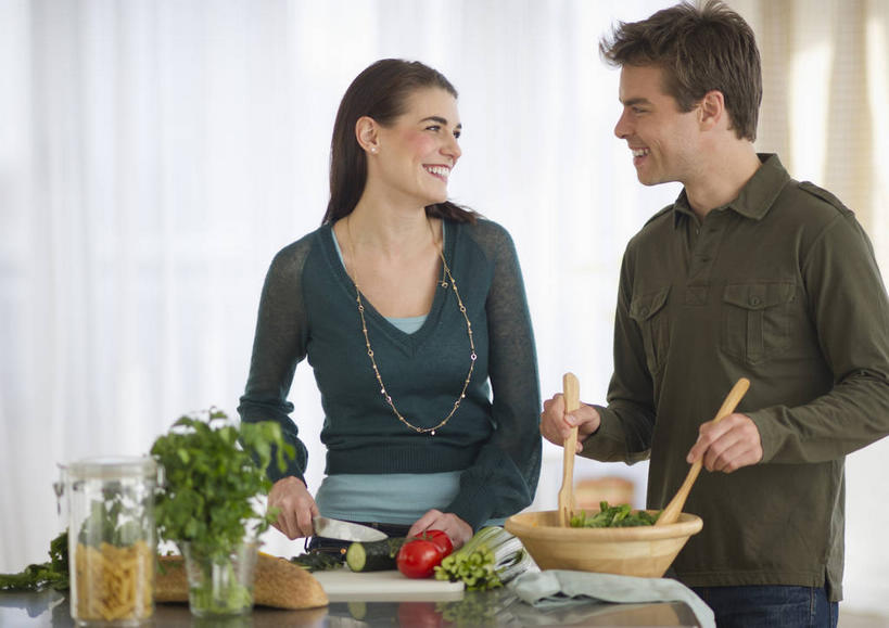 点心,面包,西方人,两个人,站,笑,微笑,露齿笑,横图,室内,白天,正面,爱情,窗户,窗帘,落地窗,桌面,桌子,黄瓜,芹菜,蔬菜,西红柿,金属制品,欧洲,欧洲人,握,服装,朦胧,模糊,新鲜,装饰,金属,木制,工具,罐子,勺子,陶瓷,墙,生菜,莴苣,西芹,生食,蔬菜沙拉,沙拉,食品,面点,案板,刀具,陶瓷制品,浪漫,拿,拿着,扭头,注视,休闲装,色拉,沙律,玻璃窗,相视,墙壁,墙面,玻璃制品,砧板,食物,糕点,衣服,帘子,玻璃瓶,木制品,瓶子,容器,调羹,汤匙,碗,刀,观察,看,站着,转头,休闲,温暖,温馨,面对面,休闲服,遮阳,恩爱,握着,恋人,服饰,有机食品,绿色食品,观看,色拉酱,储藏,对视,华丽,修饰,点缀,和睦,察看,互视,储存,关注,菜刀,千岛酱,相对,相看,衬托,美观,雅致,雅观,春菜,鹅仔菜,莴仔菜,千金菜,切菜刀,叶用莴苣,男人,男性,年轻女性,女人,女性,中年男性,白种人,情侣,药芹,洋柿子,水芹,青瓜,胡瓜,旱芹,柑仔蜜,番茄,臭柿,站立,半身,彩图,六月柿,西洋芹菜,伴侣,融洽,贮存,喜报三元