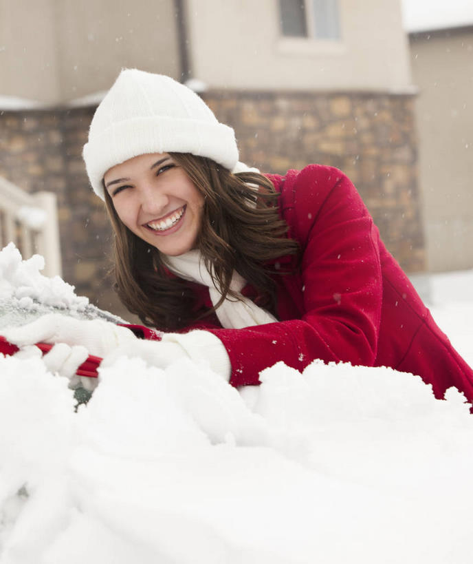 西方人,一个人,家,站,笑,微笑,露齿笑,竖图,室外,白天,正面,雪,大雪,别墅,汽车,帽子,欧洲,欧洲人,仅一个年轻女性,仅一个女性,仅一个人,握,服装,装饰,房屋,屋子,积雪,雪景,冬季,冬天,公寓,拿,拿着,注视,休闲装,洋房,楼房,住宅,车,衣服,红色,手套,围巾,交通工具,轿车,观察,看,站着,休闲,温暖,休闲服,寒冷,握着,服饰,围脖,观看,保暖,华丽,点缀,察看,御寒,关注,载具,衬托,美观,雅致,雅观,棉帽,严寒,除雪板,除雪铲,清雪板,清雪铲,扫雪板,扫雪铲,推雪板,推雪铲,年轻女性,女人,女性,白种人,站立,半身,彩图,房子