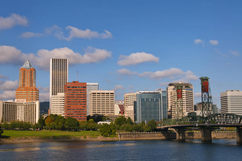 无人,高楼大厦,横图,全景,室外,白天,正面,度假,办公楼,草地,草坪,河流,美景,水,天际线,植物,城市风光,城市,大桥,大厦,建筑,立交桥,摩天大楼,桥梁,写字楼,美国,阴影,光线,影子,河水,景观,水流,云,云朵,高架,斜拉桥,桥,云彩,娱乐,草,树,树木,蓝色,绿色,白云,倒影,蓝天,天空,阳光,自然,楼宇,天,享受,休闲,商务楼,景色,放松,生长,晴朗,成长,倒映,北美,北美洲,美洲,俄勒冈州,波特兰,俄勒冈,北亚美利加洲,亚美利加洲,落日之州,水獭之州,海狸州,反照,晴空,彩图,大楼,高层建筑,高楼,摩天楼,县治,姆尔特诺默县,美利坚合众国