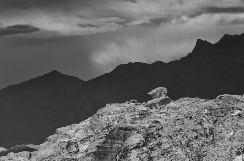 无人,公园,横图,黑白,室外,白天,正面,旅游,度假,石头,美景,山,山脉,美国,石子,景观,山顶,山峰,乌云,云,阴天,云朵,山峦,云彩,娱乐,天空,自然,群山,天,享受,休闲,景色,放松,北美,北美洲,国家公园,昏暗,阴沉,自然风光,美洲,内华达州,沉积岩,北亚美利加洲,亚美利加洲,内华达,北美艾灌木丛州,产银之州,银山州,银之州,颠峰,极峰,火焰谷国家公园,水成岩,石块,岩石,美利坚合众国