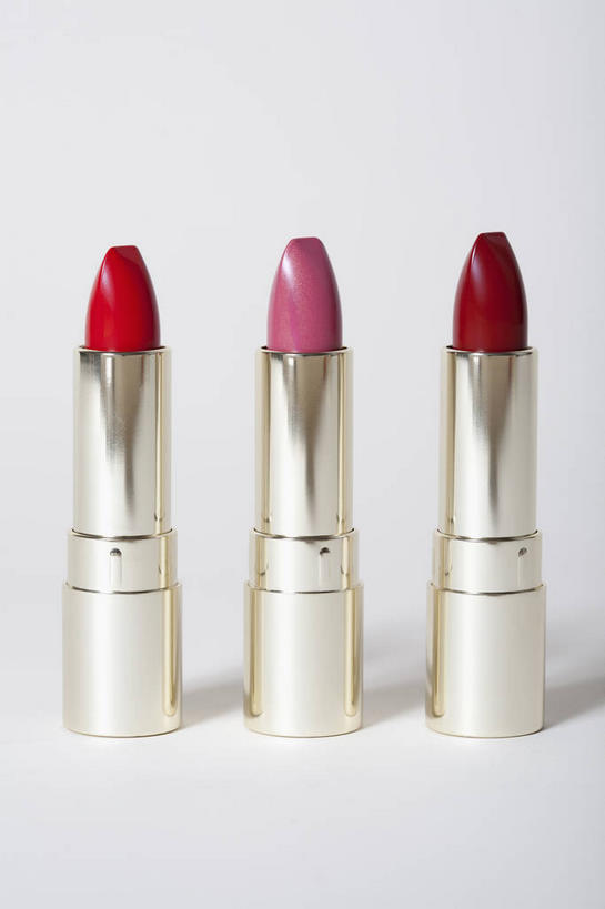 无人,横图,室内,特写,白天,正面,静物,一排,阴影,灰色背景,整齐,反射,影子,排列,三个,红色,唇膏,化妆品,口红,摄影,影棚,化妆用品,队列,唇棒,彩图,影棚拍摄,拍摄