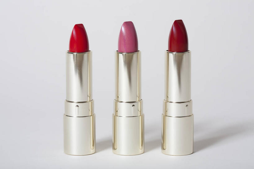 无人,横图,室内,特写,白天,正面,静物,一排,阴影,灰色背景,整齐,反射,影子,排列,三个,红色,唇膏,化妆品,口红,摄影,影棚,化妆用品,队列,唇棒,彩图,影棚拍摄,拍摄