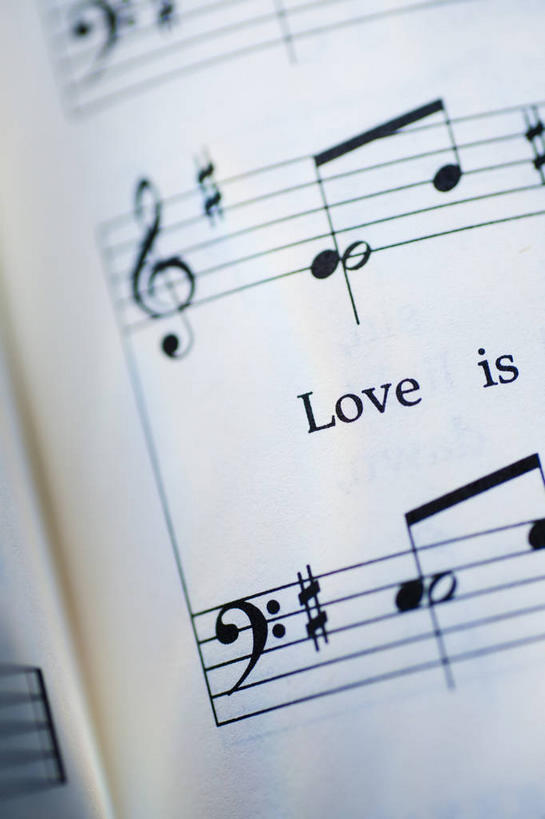 无人,竖图,室内,特写,白天,正面,静物,书籍,阴影,反射,英文,标志,文字,影子,字符,字母,乐谱,五线谱,音乐,标识,英文字母,节拍,音符,符头,符干,符尾,乐章,彩图