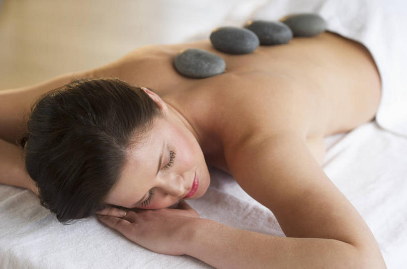 西方人,一个人,闭眼,横图,俯视,室内,白天,按摩,美容,床,欧洲,欧洲人,仅一个年轻女性,仅一个女性,仅一个人,护肤,阴影,朦胧,模糊,反射,影子,床单,被子,裸露,趴着,保养,享受,休闲,放松,保健,被单,裸,养颜,按摩床,热石疗法,年轻女性,女人,女性,白种人,闭眼睛,闭着眼,闭着眼睛,趴,半身,彩图,高角度拍摄,搓背床,理疗床,美容床,指压床